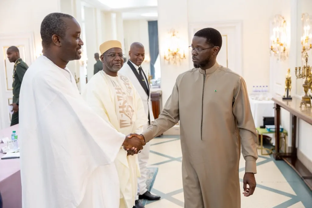 Le Président de la République, Son Excellence Monsieur Bassirou Diomaye Diakhar Faye, a reçu en audience, ce Vendredi 17 juillet 2026, une délégation de la Confédération nationale des Employeurs du Sénégal (CNES), conduite par son président, Monsieur