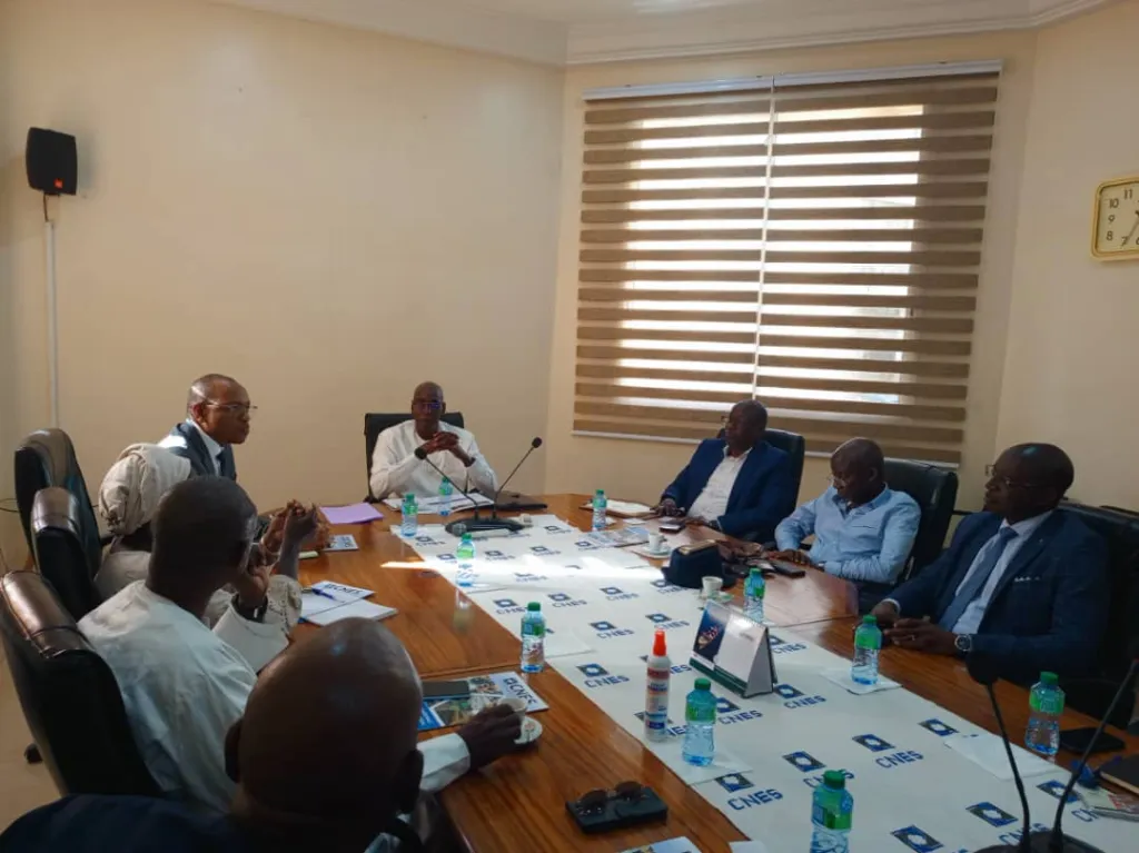Sous la présidence de son Secrétaire général, M. Issa Mboup, le bureau de la Confédération Nationale des Employeurs du Sénégal (CNES) a accueilli une délégation du Conseil Patronal des Énergies Renouvelables du Sénégal (COPERES) le lundi 28 octobre 2