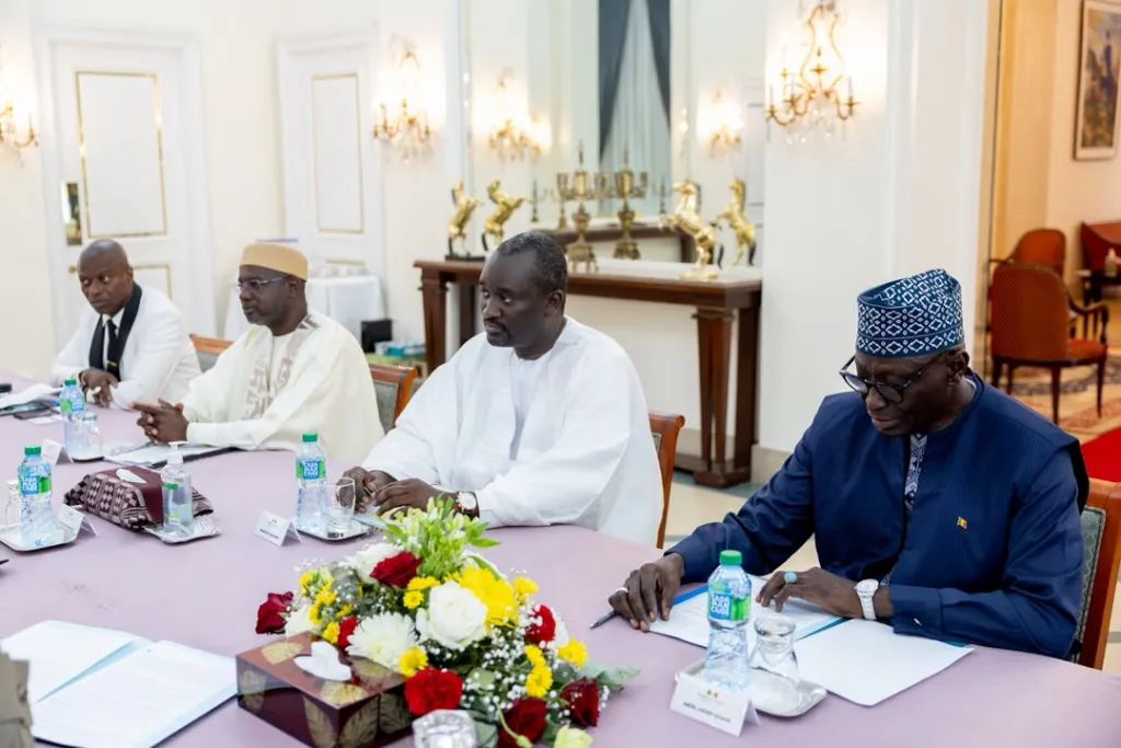 Le Président de la République, Son Excellence Monsieur Bassirou Diomaye Diakhar Faye, a reçu en audience, ce Vendredi 17 juillet 2026, une délégation de la Confédération nationale des Employeurs du Sénégal (CNES), conduite par son président, Monsieur