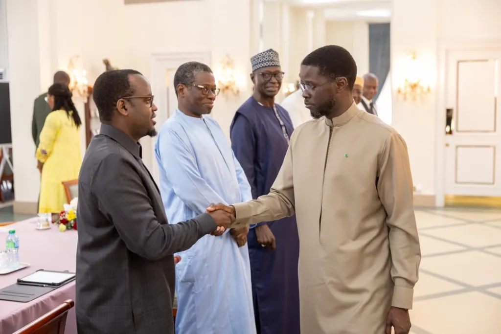 Le Président de la République, Son Excellence Monsieur Bassirou Diomaye Diakhar Faye, a reçu en audience, ce Vendredi 17 juillet 2026, une délégation de la Confédération nationale des Employeurs du Sénégal (CNES), conduite par son président, Monsieur
